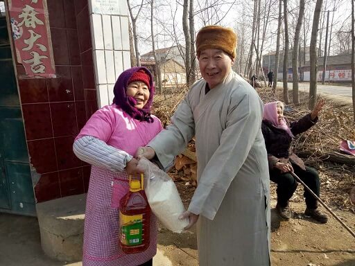洪佛寺2017春节前慰问洪佛寺村65岁以上老人及困难户